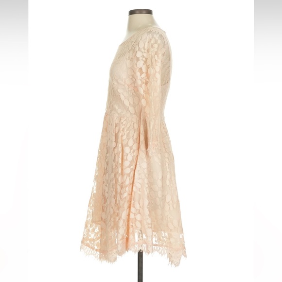 Free People Cream 3/4 Sleeve Lace Overlay V-shaped Fit & Flare A-line
Dress 4 - Picture 10 of 14